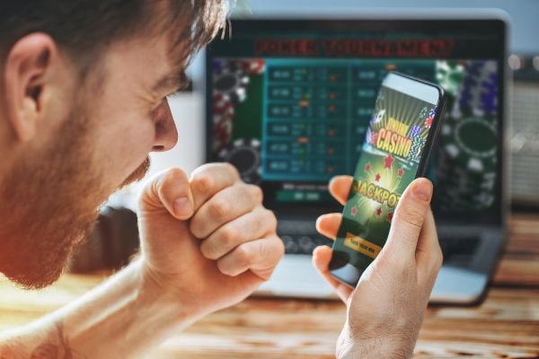 Layar putaran gratis Book of Dead dengan simbol yang memperluas dan pengganda hadiah